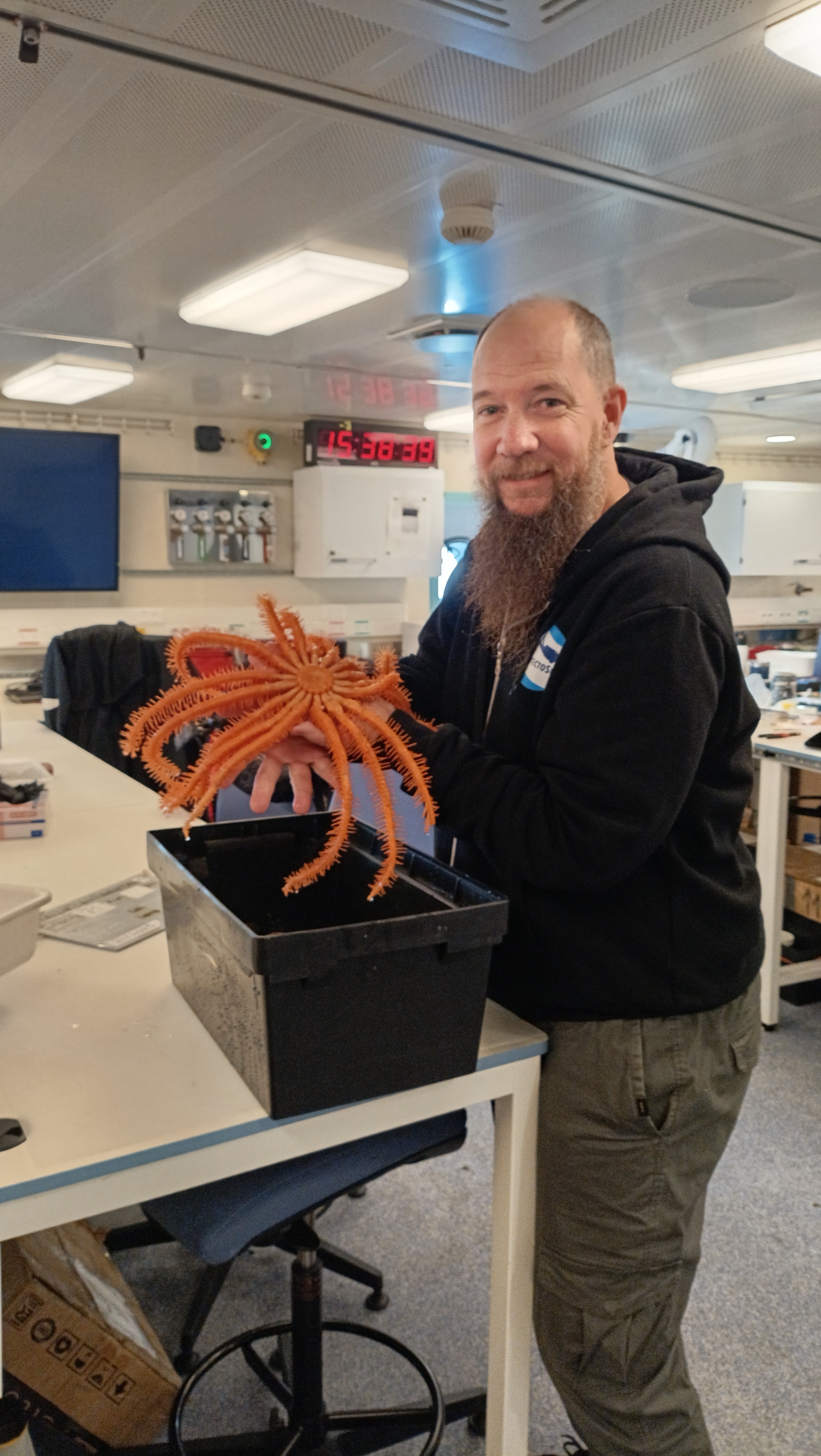 Martín Brogger observa una estrella de la familia Brisingidae recolectada durante la expedición.